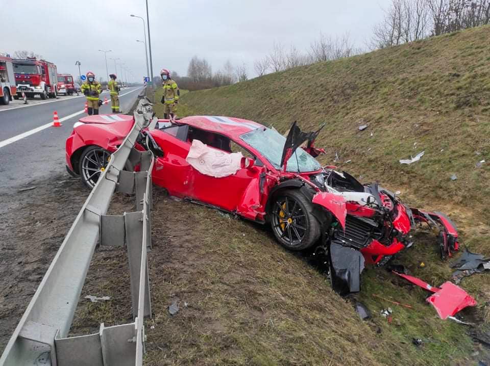 Ferrari 488 Pista crash 1 - Σοκαριστικό τροχαίο στην Πολωνία: Ferrari πέρασε και «σφήνωσε» κάτω από τις μπαριέρες (εικόνες & βίντεο)