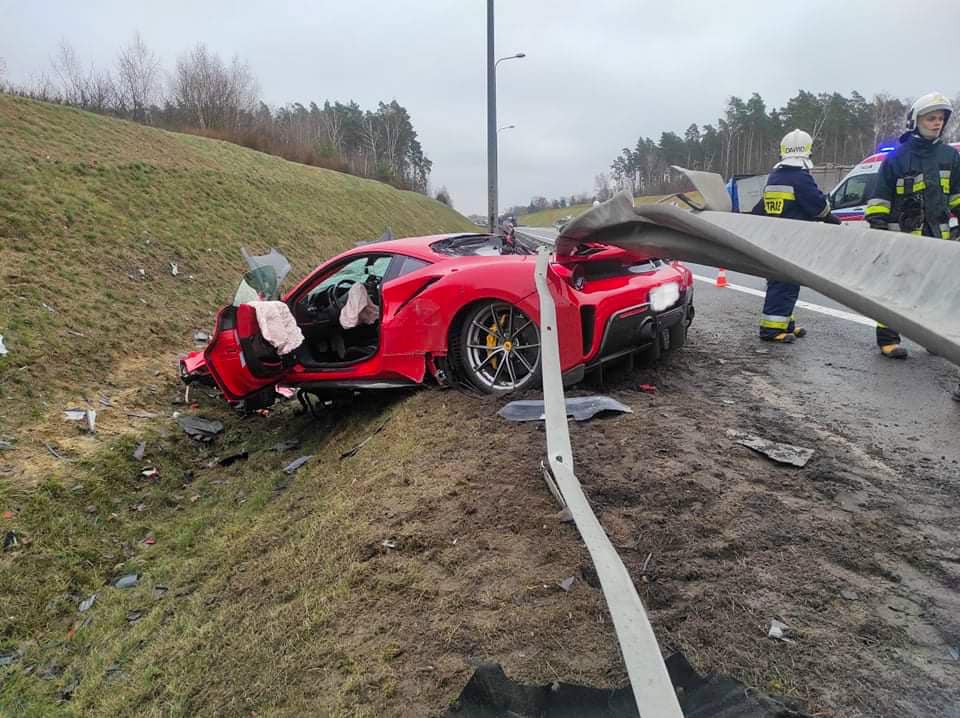 Ferrari 488 Pista crash 5 - Σοκαριστικό τροχαίο στην Πολωνία: Ferrari πέρασε και «σφήνωσε» κάτω από τις μπαριέρες (εικόνες & βίντεο)