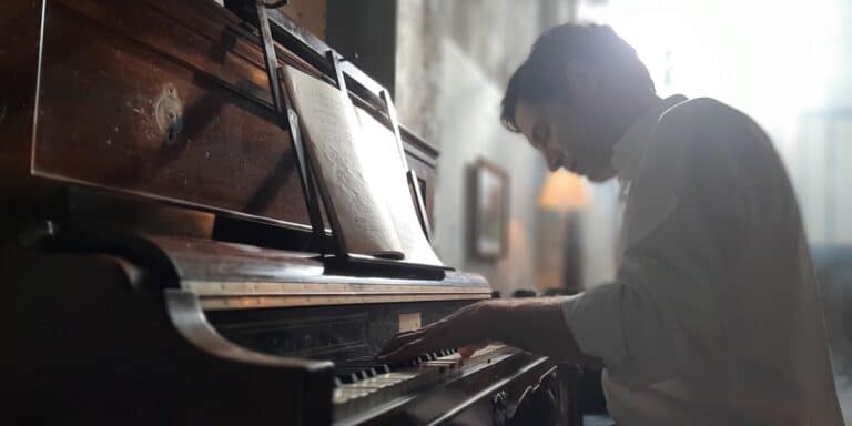 «Η Γενιά του ‘30»: Πρεμιέρα για τη νέα δραματοποιημένη σειρά της Cosmote TV