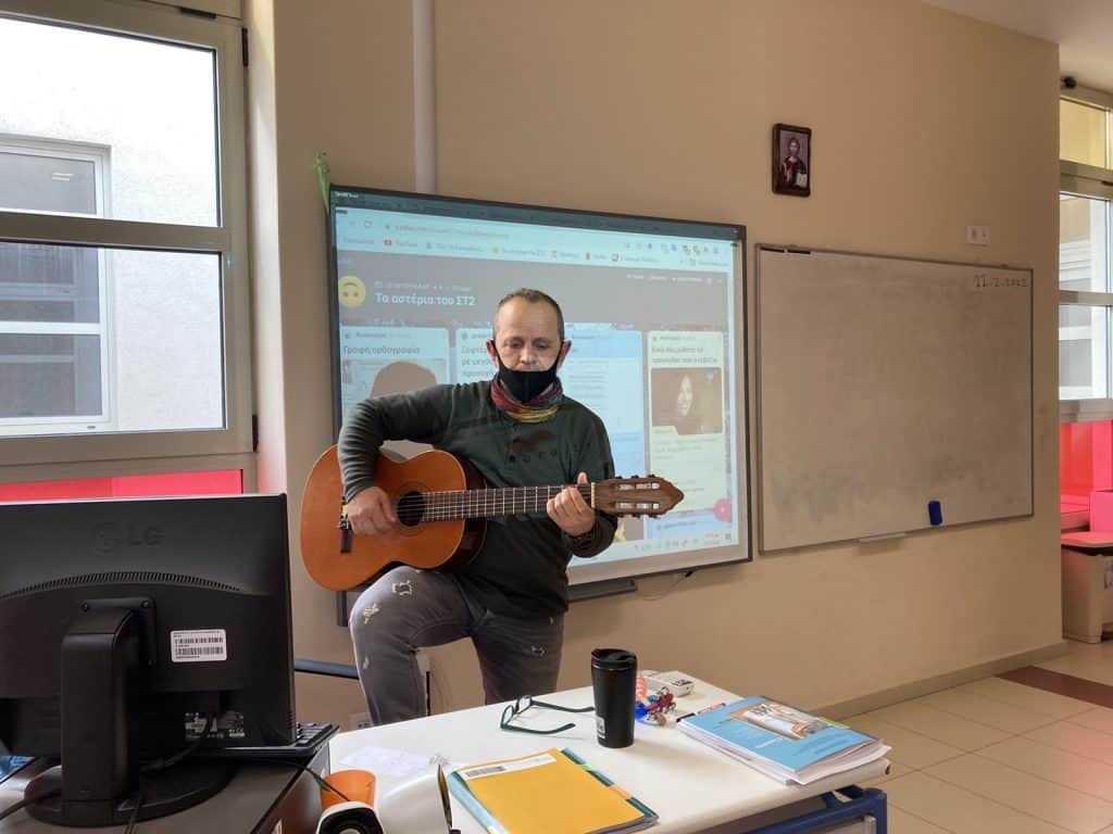 Ο εκπαιδευτικός, Δημήτρης Καραγεώργος παίζει κιθάρα εν ώρα μαθήματος