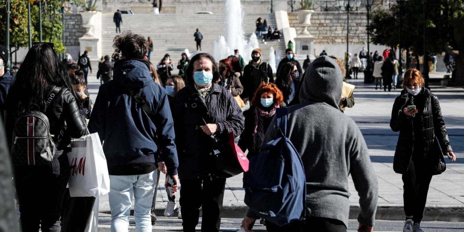 Πολίτες περπατούν στο Σύνταγμα