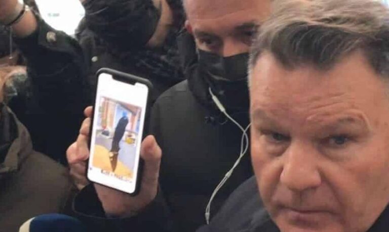 Δολοφονία Άλκη: Ο Κούγιας έδειξε στους δημοσιογράφους τη φωτογραφία του Γιώργου Σαββίδη με το μαχαίρι (βίντεο)