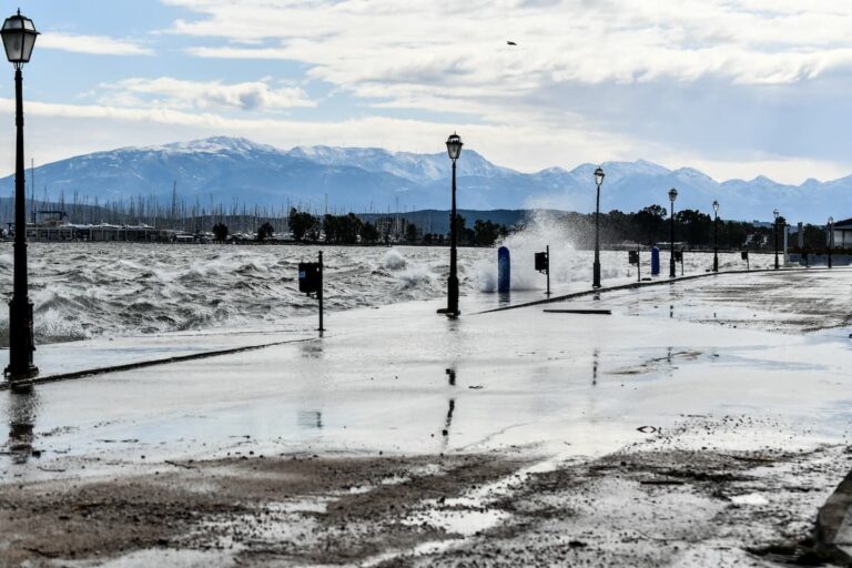 «Έδεσε» στο λιμάνι της Μήλου το «Διονύσιος Σολωμός» – Δεν μπορούσε να φτάσει λόγω ισχυρών ανέμων