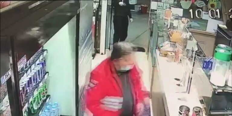 Βίντεο ντοκουμέντο από ένοπλες ληστείες σε Ελληνικό και Γλυφάδα: Ο δράστης απειλεί τα θύματά του με πιστόλι