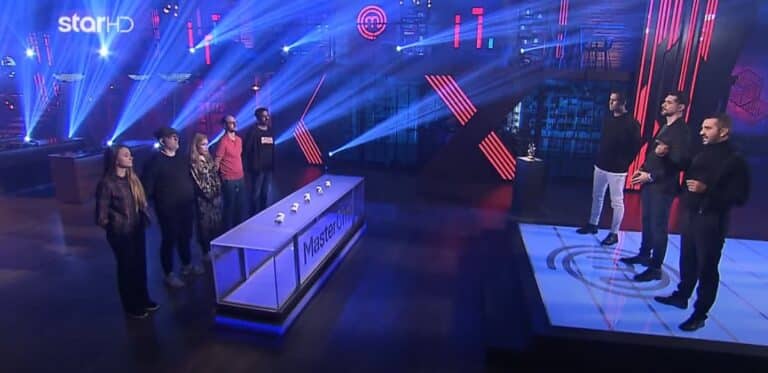 MasterChef: Σούπερ ανατροπή με πέντε «κομμένους» να μπαίνουν τελικά στο σπίτι (βίντεο)