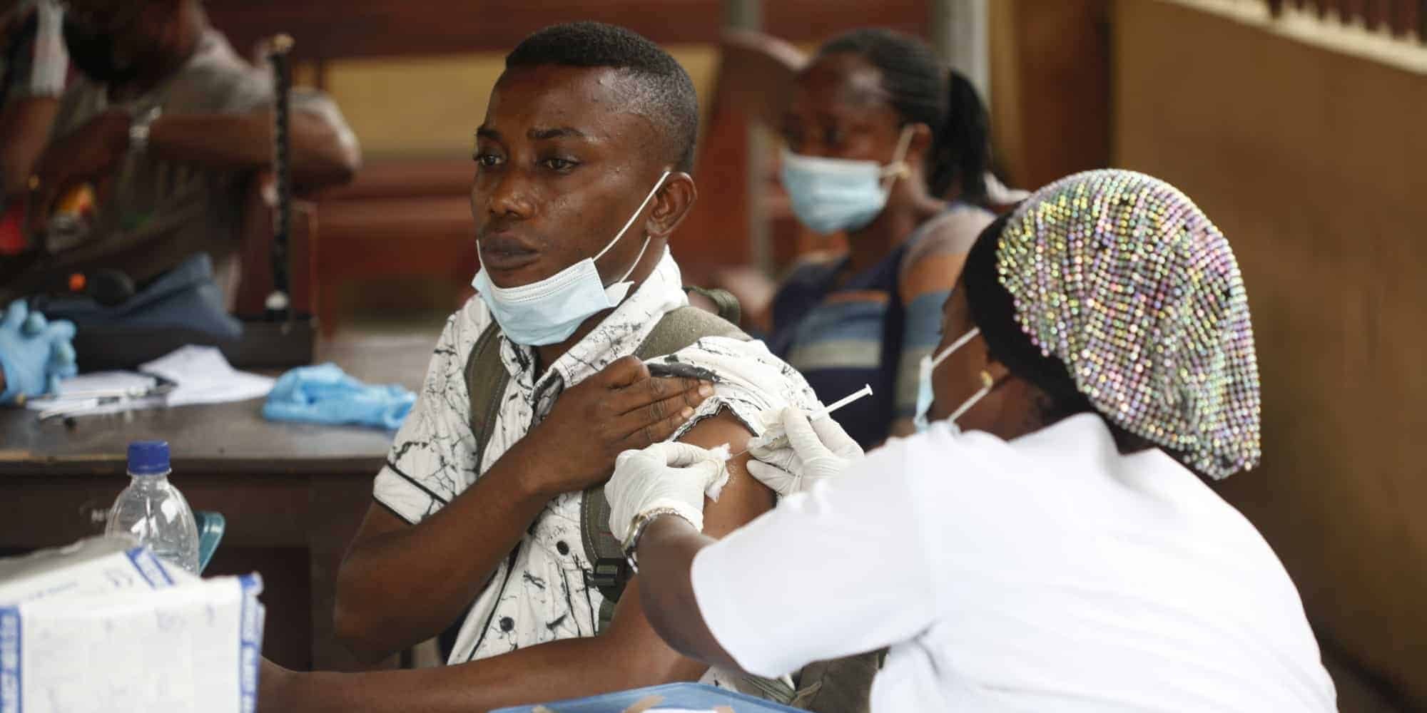 Εμβολιασμός νεαρού στην Νιγηρία