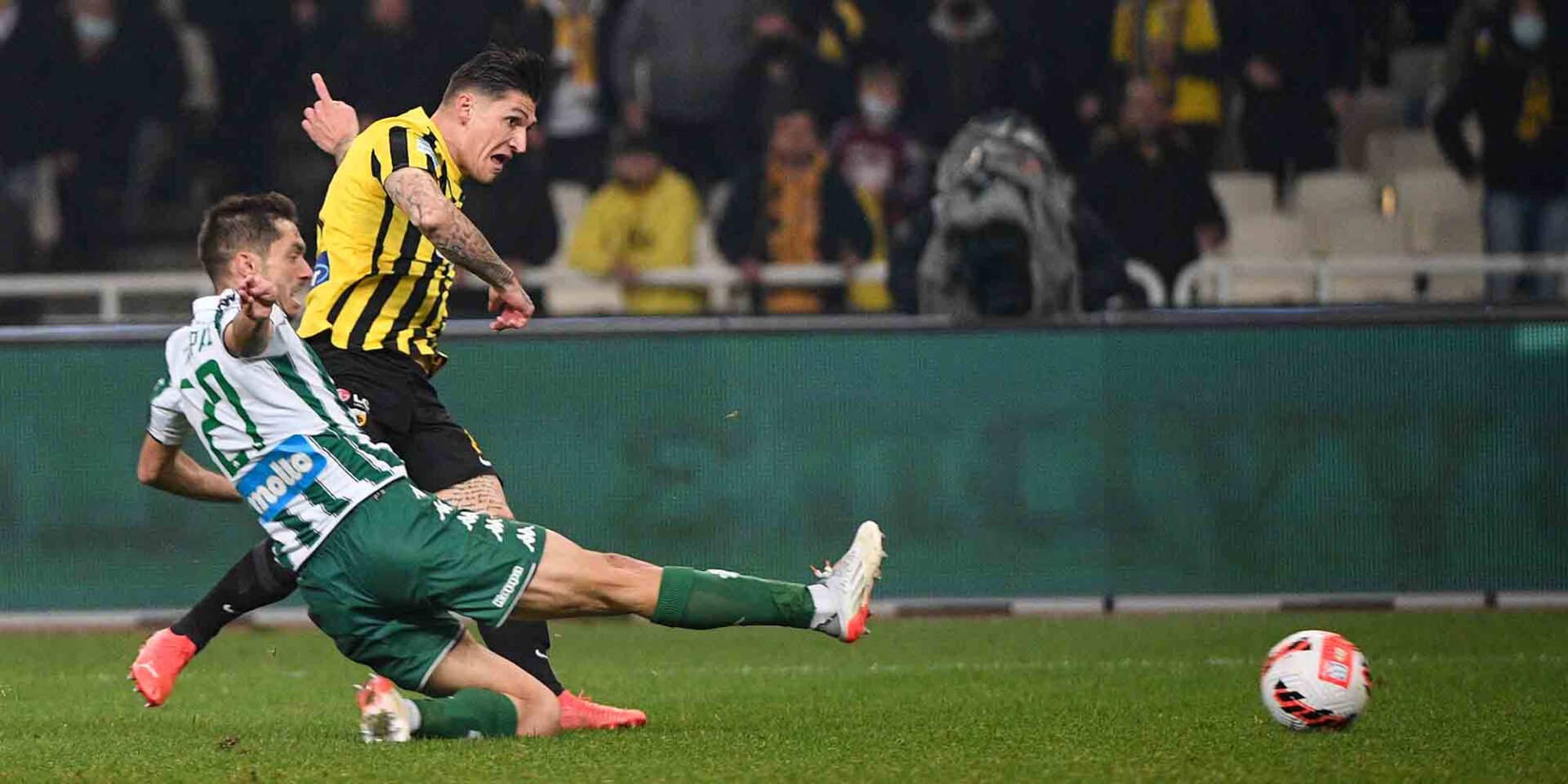 Φάση από τον αγώνα του πρώτου γύρου της Super League ΑΕΚ - Παναθηναϊκός