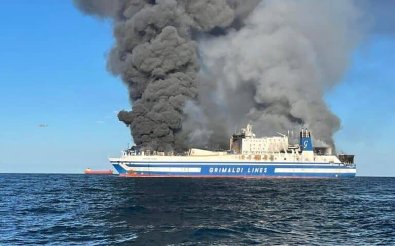 Θρίλερ με το φλεγόμενο πλοίο κοντά στην Κέρκυρα: Δύο εγκλωβισμένοι στο γκαράζ – Έκκληση για βοήθεια από οδηγό