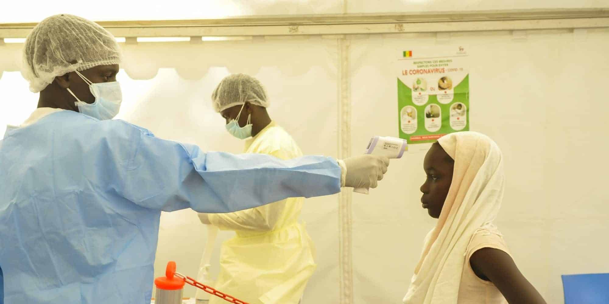 Νοσηλευτές θερμομετρούν πολίτες στην Σενεγάλη