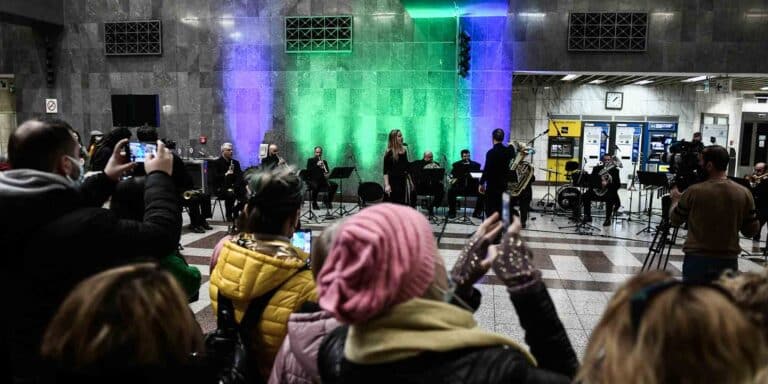 Ημέρα Αγίου Βαλεντίνου: Η αγάπη και ο έρωτας «ταξιδεύουν» στο Μετρό