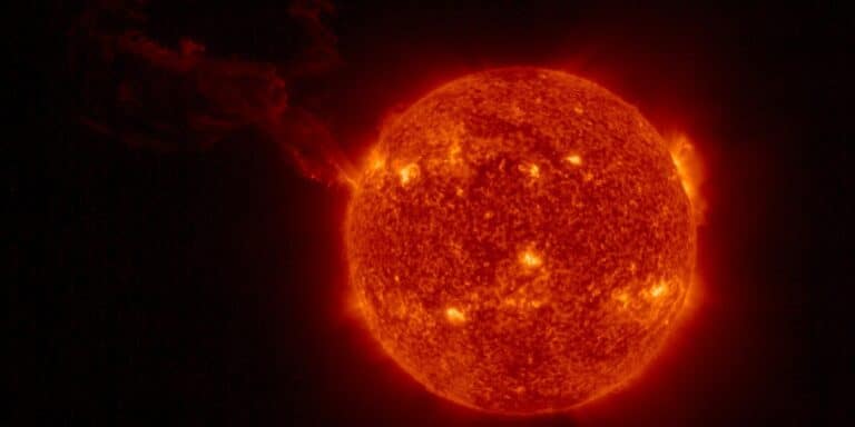 Τιτάνια ηλιακή «προεξοχή» μήκους εκατομμυρίων χιλιομέτρων – Τι αποτύπωσε το Solar Orbiter