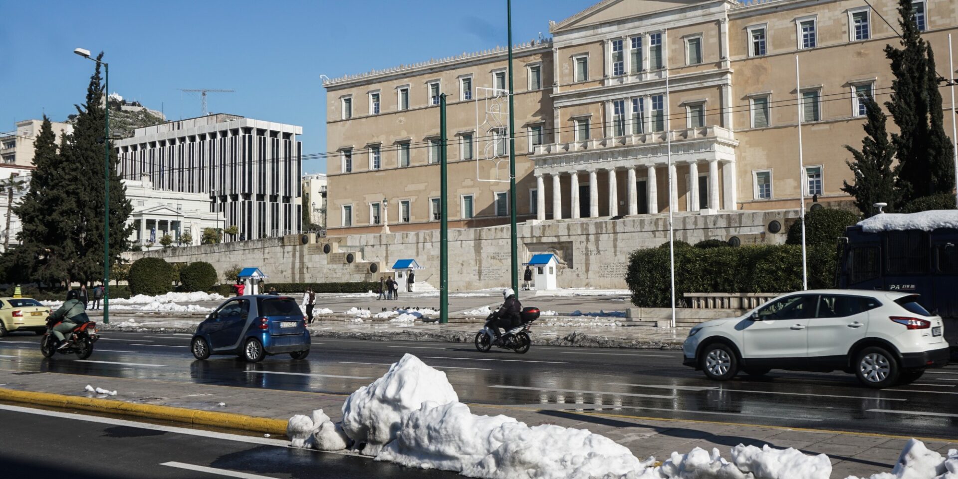 Σύνταγμα με χιόνια και ήλιο