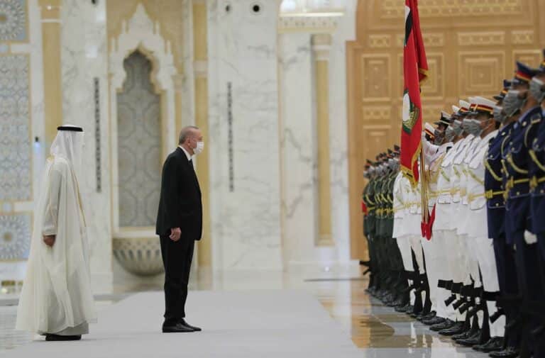 «Επίθεση γοητείας» του Ερντογάν στα Εμιράτα – Καλεί τους επιχειρηματίες να επενδύσουν στην Τουρκία