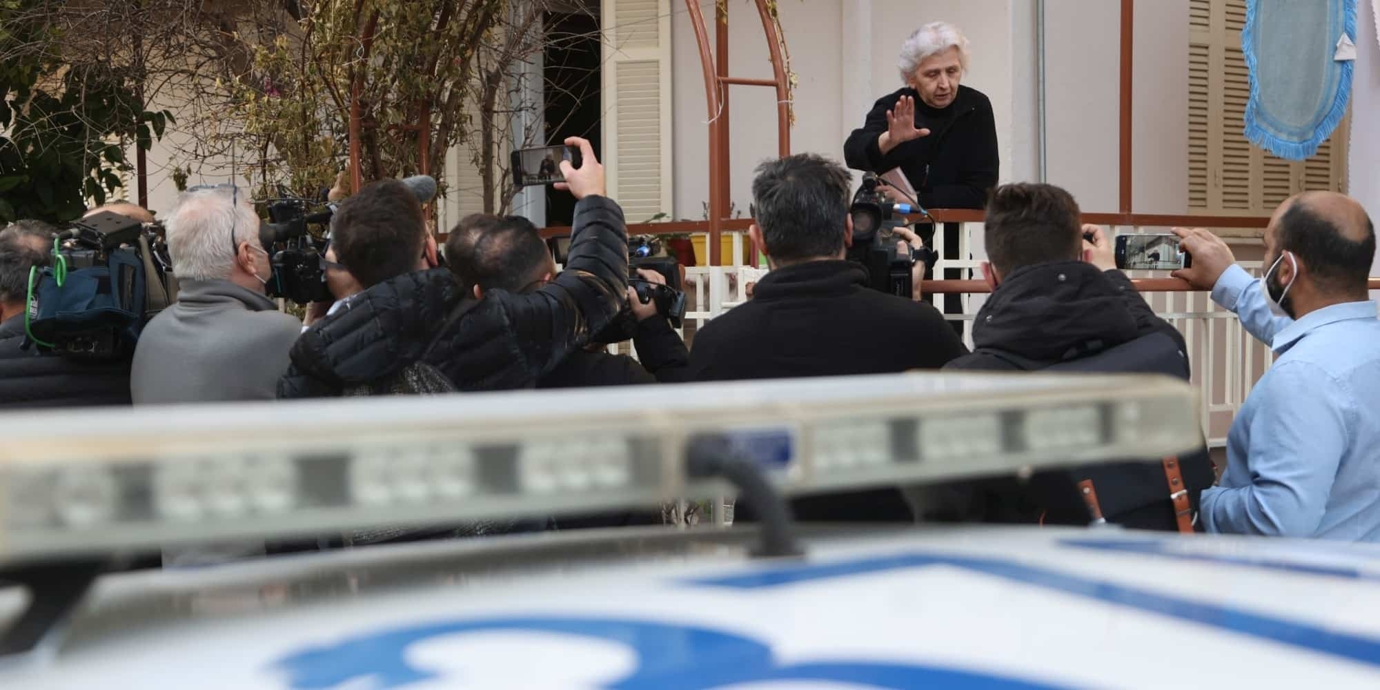 Ηλικιωμένη μιλάει στους δημοσιογράφους για το επεισόδιο στο κομμωτήριο: Eurokinissi