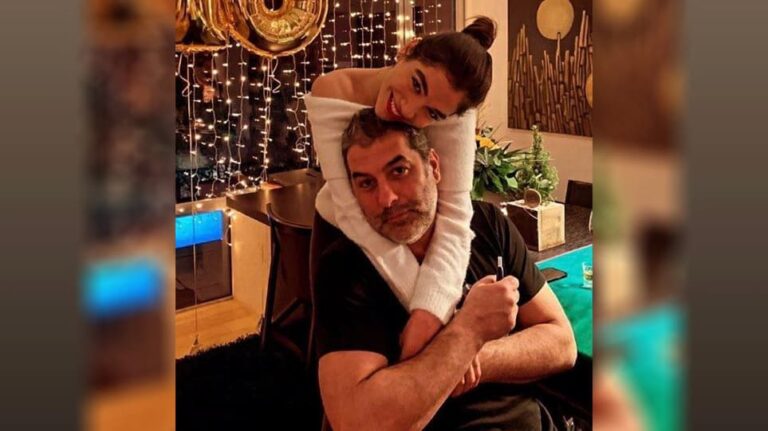 Ο Βασίλης Μπισμπίκης αγκαλιά με την κόρη της Δέσποινας Βανδή (εικόνα)