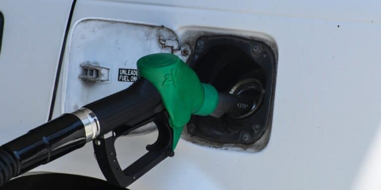 «Φωτιά» η βενζίνη: Πάει στα 2 ευρώ και στα μεγάλα αστικά κέντρα