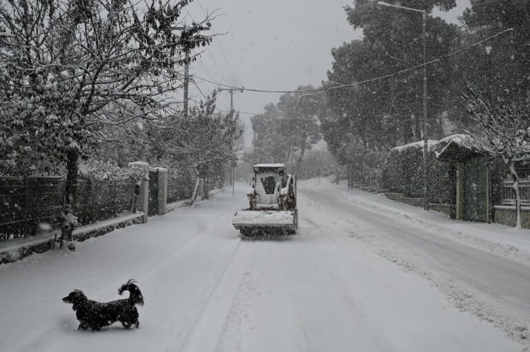 Meteo: Η νέα κακοκαιρία «χτυπάει» ήδη την Ελλάδα – Πού θα πέσουν χιόνια