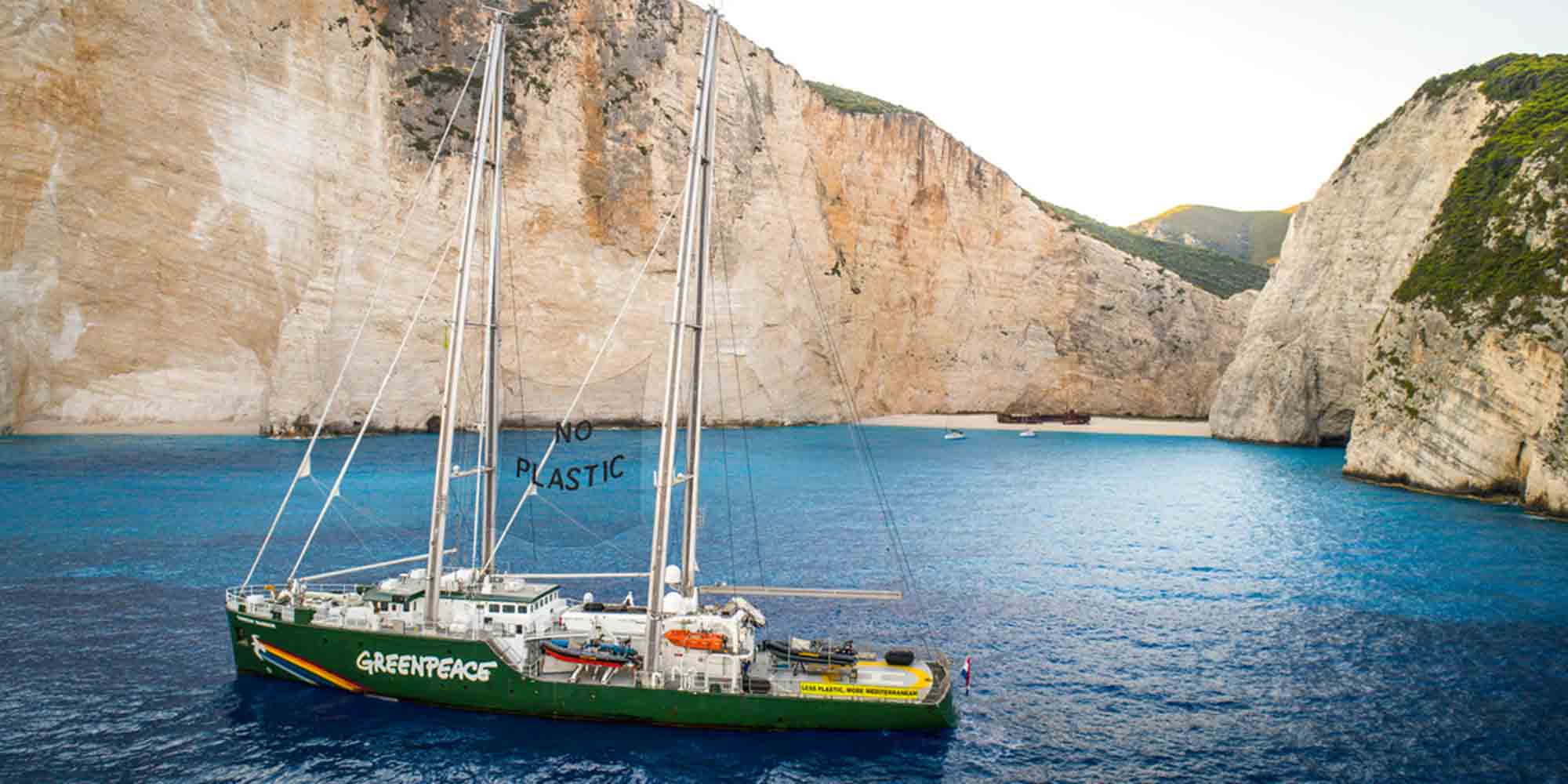 Πλοίο της Greenpeace μπροστά από την παραλία ναυάγιο της Ζακύνθου