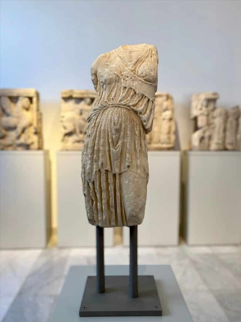Το άγαλμα της θεάς Αθηνάς