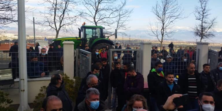 Κοζάνη: Αγρότες έκλεισαν συμβολικά με τα τρακτέρ τους το κτίριο της Περιφέρειας