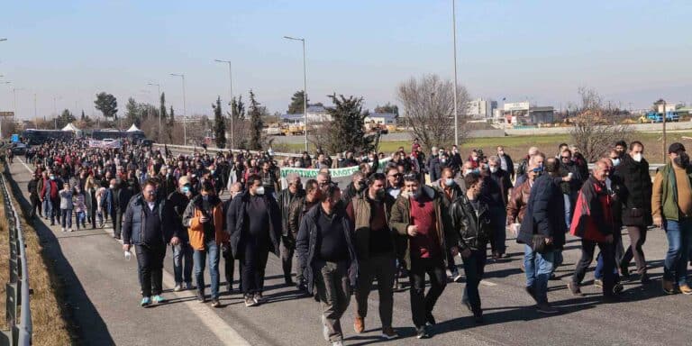 Έκλεισαν δρόμοι στη Θεσσαλία, λόγω παρουσίας αγροτών