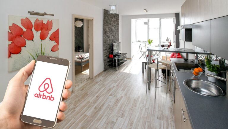 Airbnb: Προσφέρει προσωρινό κατάλυμα σε 100.000 Ουκρανούς πρόσφυγες
