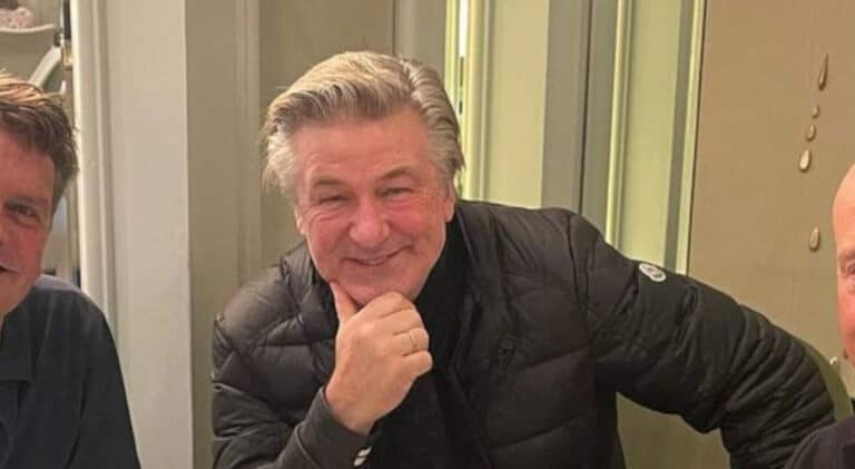 Ανατροπή στην υπόθεση Alec Baldwin: Τον μηνύει η οικογένεια της γυναίκας που σκότωσε στα γυρίσματα ταινίας