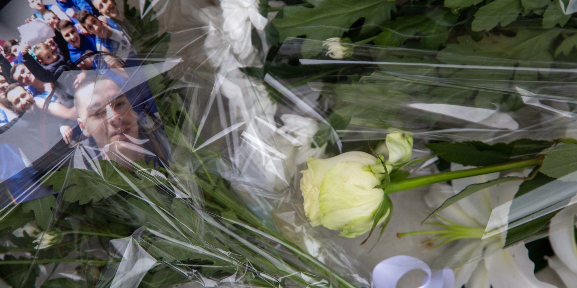 Λουλούδια στο σημείο που δολοφονήθηκε ο 19χρονος στη Θεσσαλονίκη