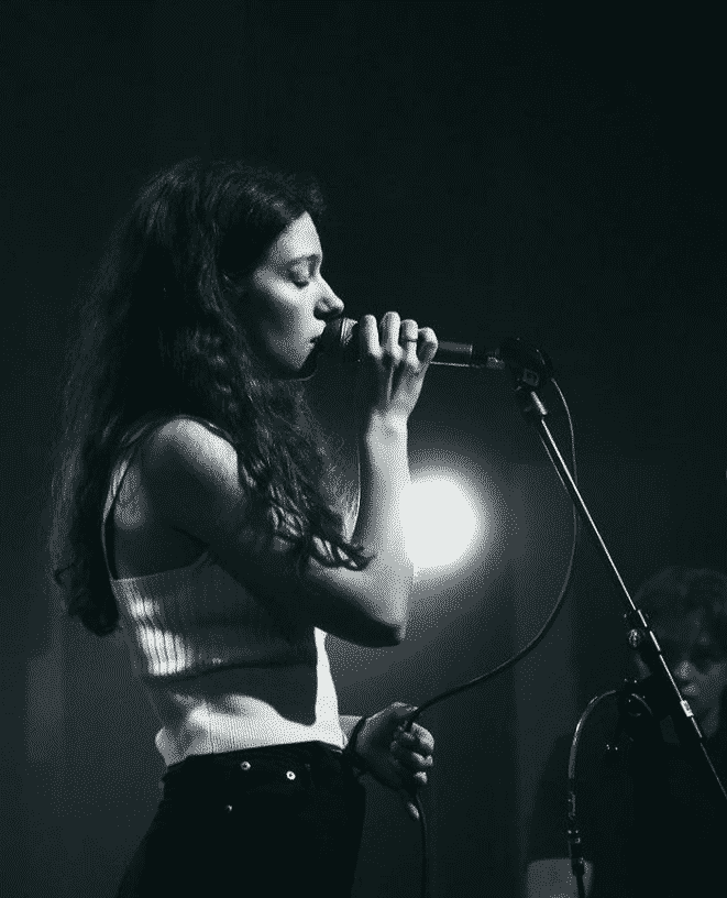 Η Αμάντα Γεωργιάδη τραγουδάει