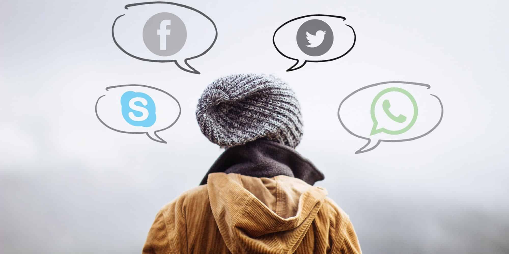 Άνδρας με σκούφο αναρωτιέται, ποιο είναι το πιο δημοφιλές social media