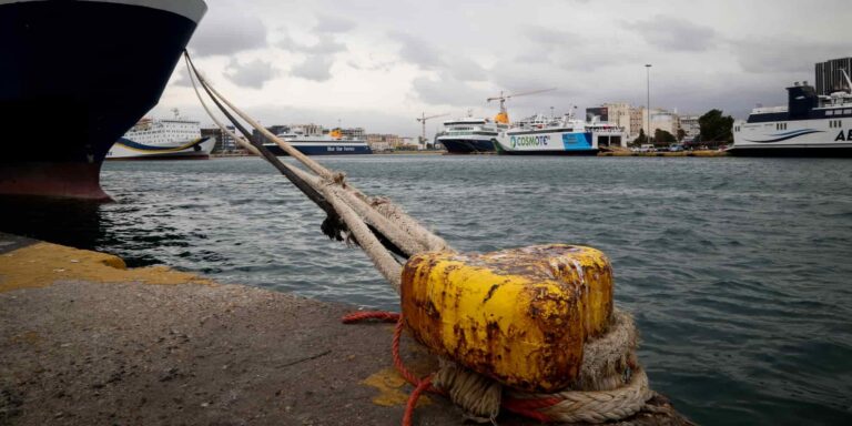 Κακοκαιρία: Απαγορευτικό από λιμάνια λόγω των θυελλωδών ανέμων – Ο ουκρανικός χιονιάς «χτυπάει» την Αττική