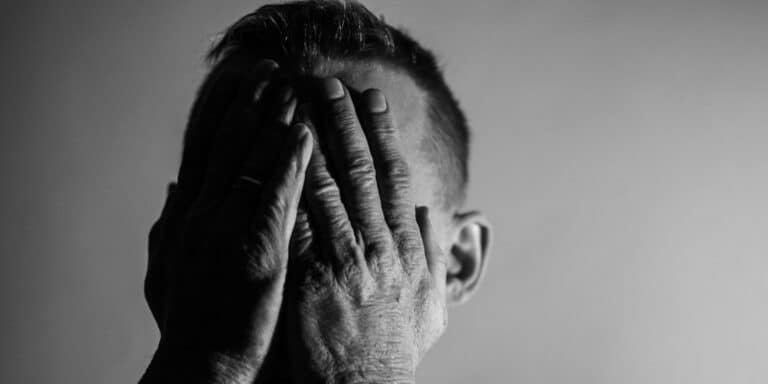 Οι χρόνιες παθήσεις στη μέση ηλικία αυξάνουν τον κίνδυνο για άνοια αργότερα, σύμφωνα με ευρωπαϊκή έρευνα