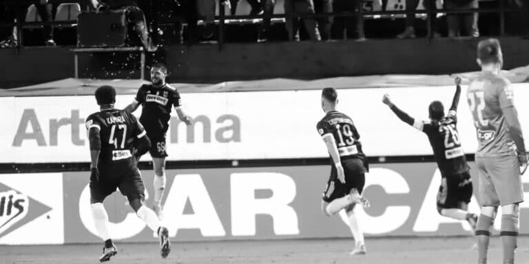 Super League: Ο Άρης κέρδισε (2-1) το ντέρμπι με την ΑΕΚ στις καθυστερήσεις