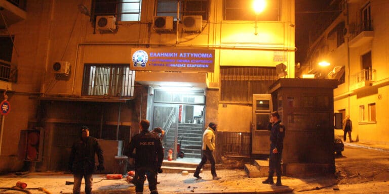 Εξάρχεια: 20 άγνωστοι επιτέθηκαν με μολότοφ στο Αστυνομικό Τμήμα
