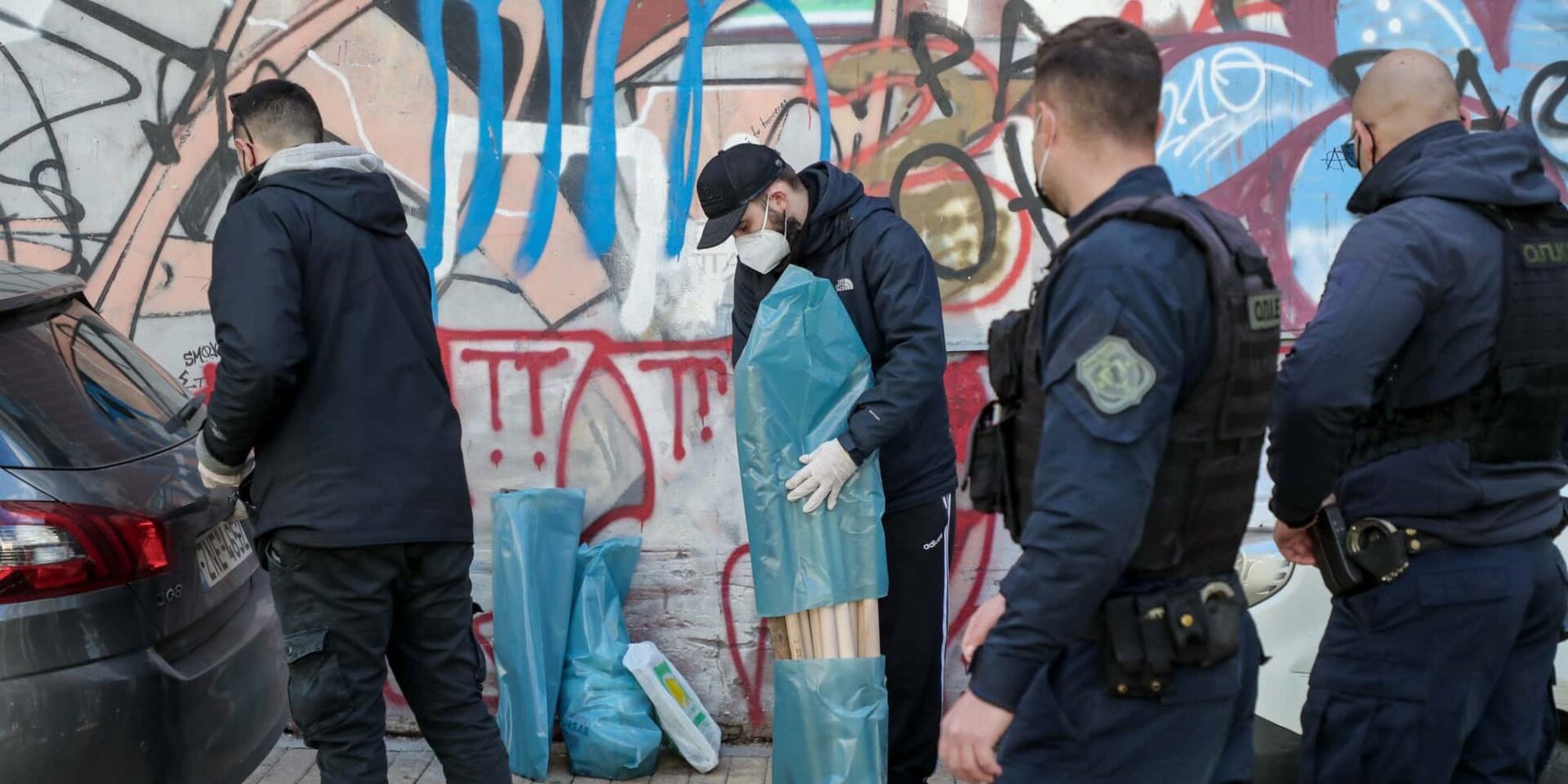 Αστυνομικοί που έκαναν έφοδο σε συνδέσμους οπαδών ομάδων