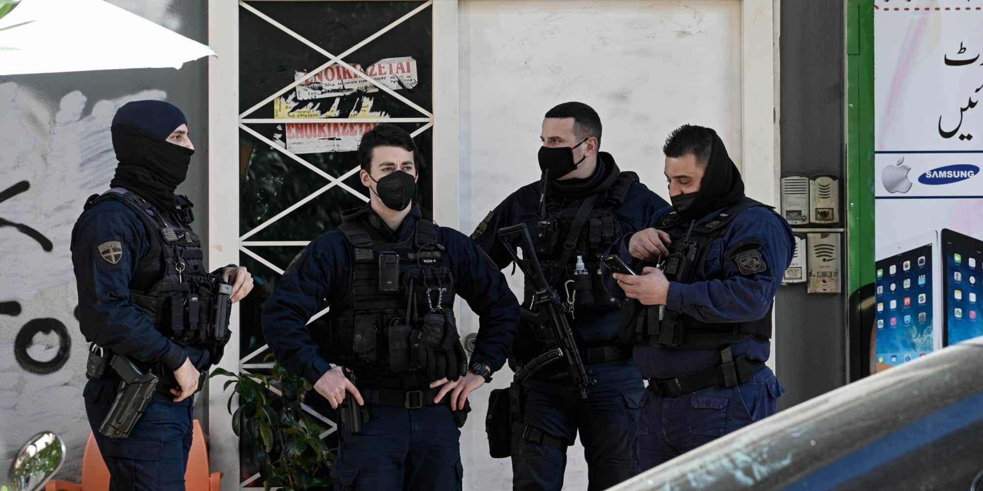 Αστυνομικοί σε έφοδο συνδέσμων στην Αθήνα