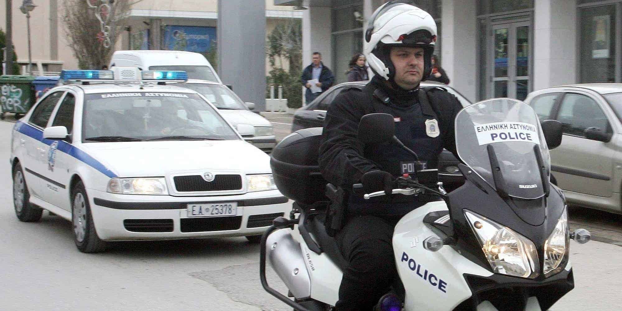 Περιπολικό της Αστυνομίας και αστυνομικός σε μηχανή