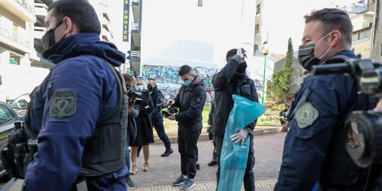 Μαχαίρια, τσεκούρια και καδρόνια με βίδες στους συνδέσμους της Αθήνας – Τα ευρήματα της ΕΛ.ΑΣ. (εικόνες)