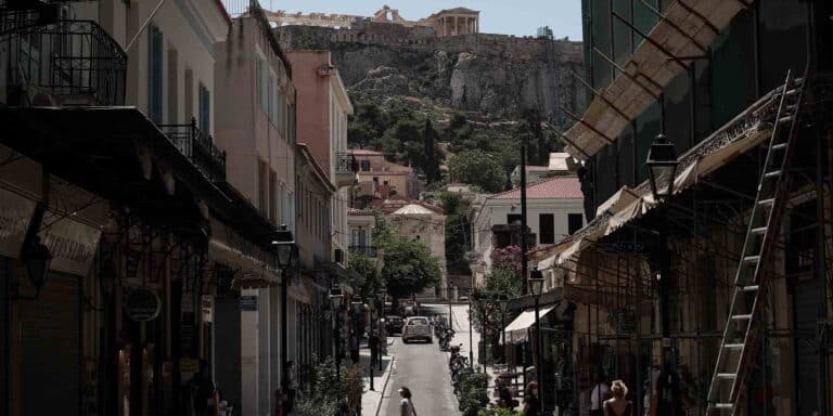 Εντυπωσιακό γκράφιτι για τη βιωσιμότητα των πόλεων στη «σκιά» της Ακρόπολης