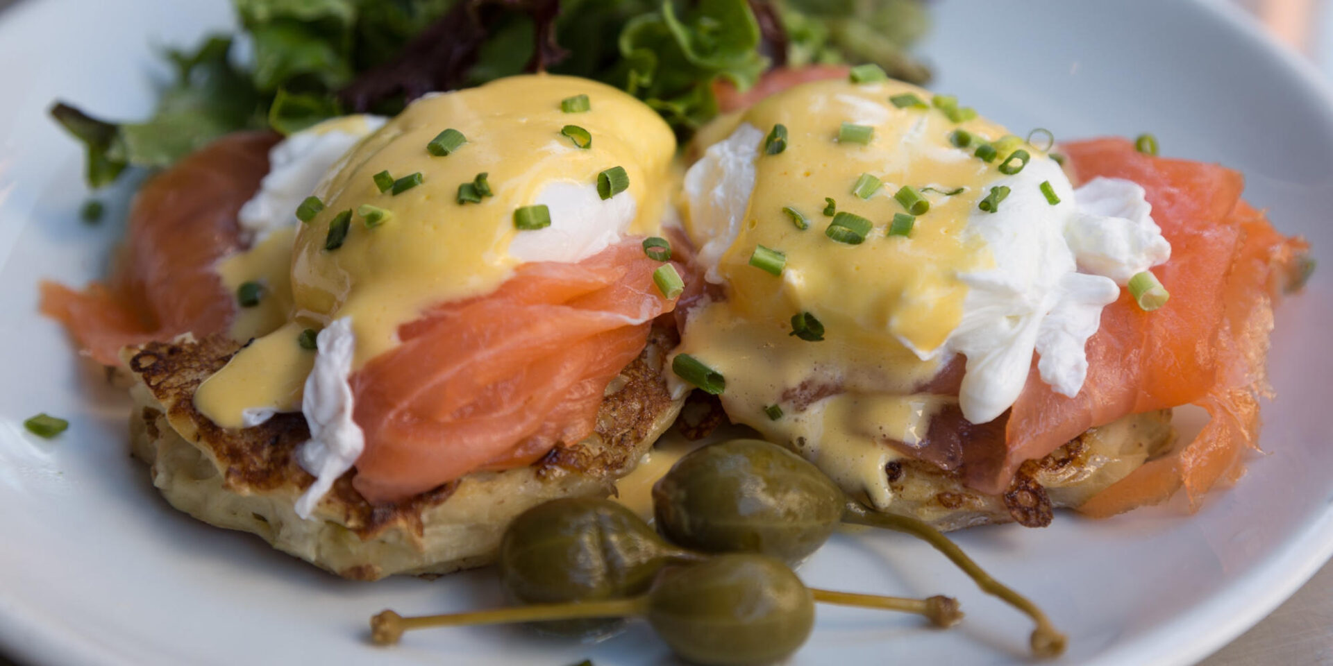 Αυγά ποσέ με σος Hollandaise και καπνιστό σολομό