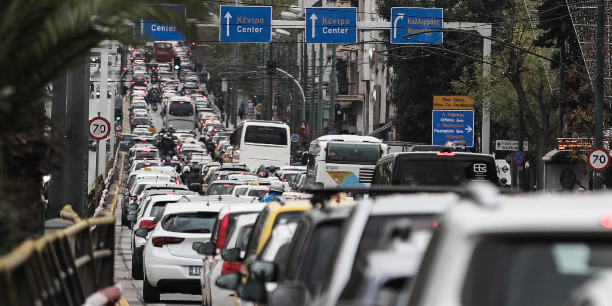 Οι δρόμοι της Αθήνας γεμάτοι από αυτοκίνητα