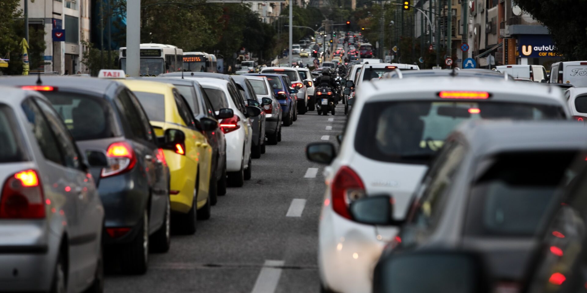 Αυτοκίνητα στους δρόμους της Αθήνας