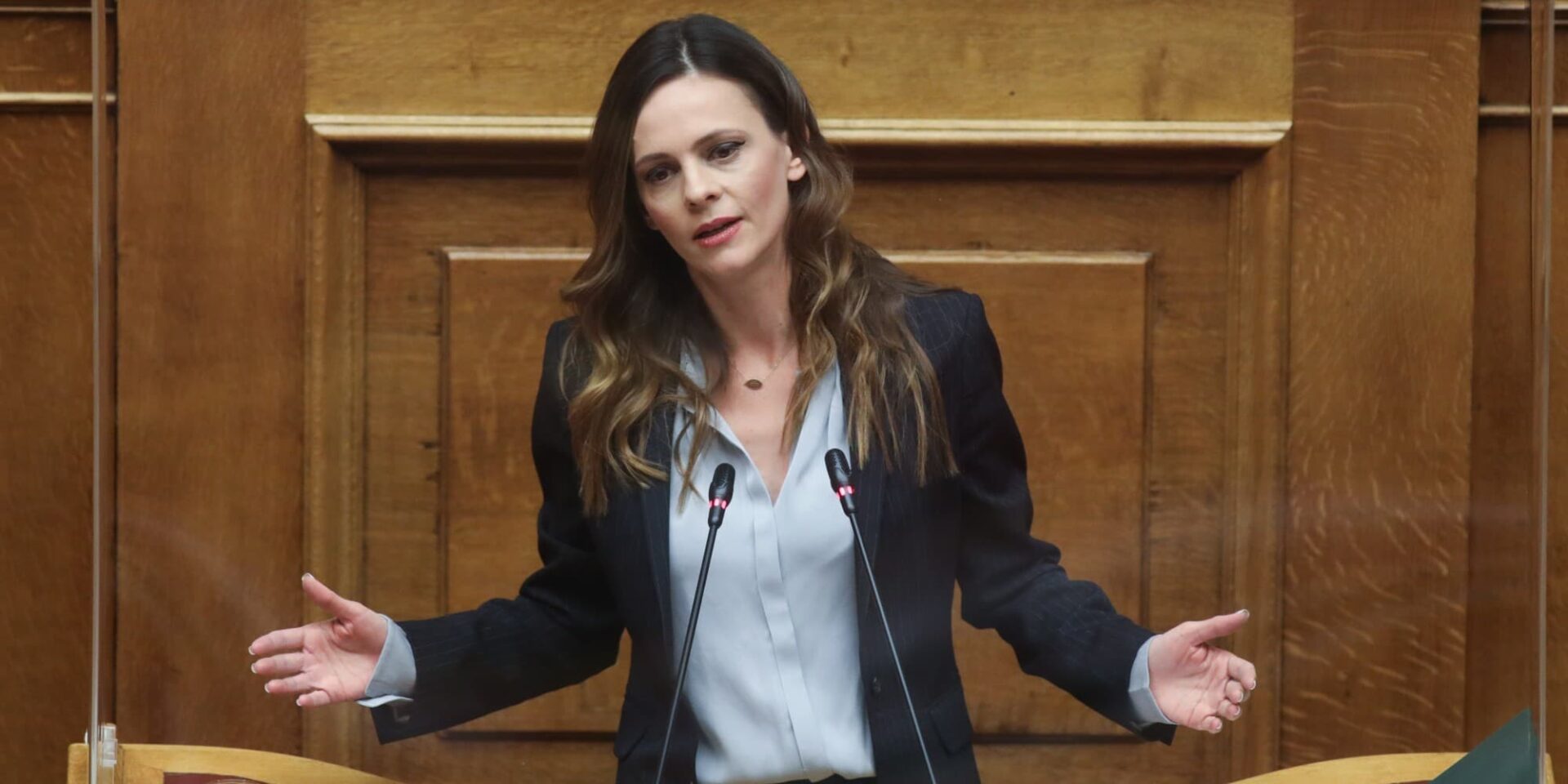 Η Έφη Αχτσιόγλου στην Ολομέλεια της Βουλής