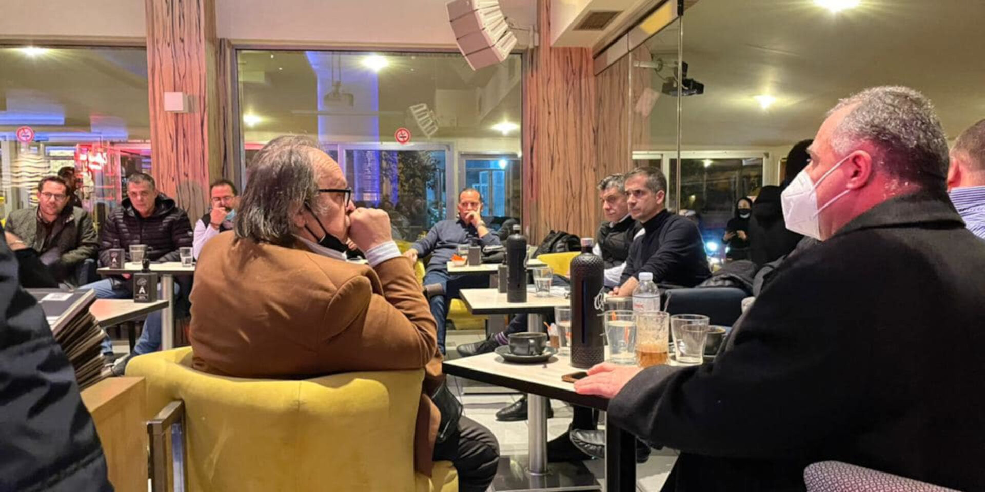 Ο Κώστας Μπακογιάννης σε καφέ στα Πατήσια