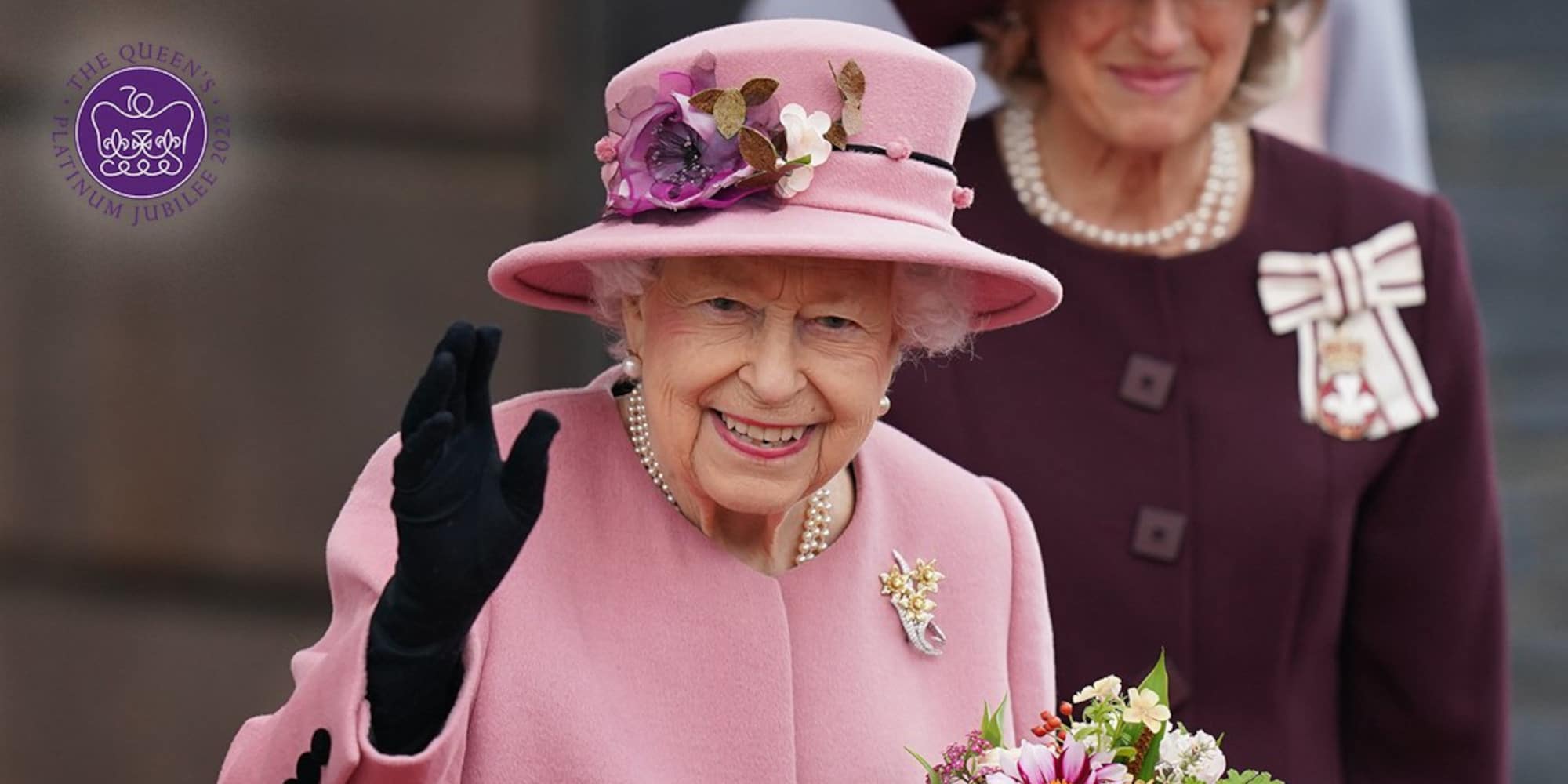 H Βασίλισσα Ελισάβετ με ροζ καπέλο, ασορτί ταγέρ και μαύρα γάντια