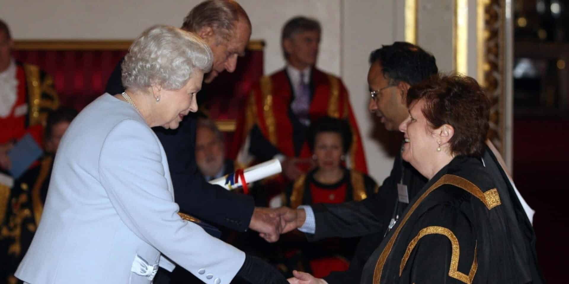 Η βασίλισσα Ελισάβετ με γαλάζιο ταγέρ σε παλιότερη δημόσια εμφάνισή της