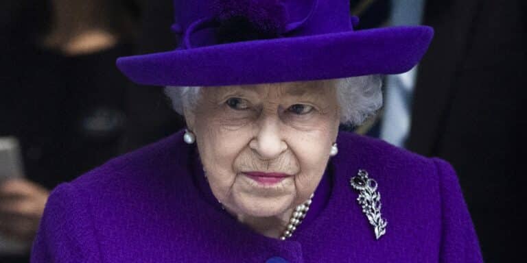Η Βασίλισσα Ελισάβετ παραδέχεται «ότι δεν μπορεί να κινηθεί» και πολύ
