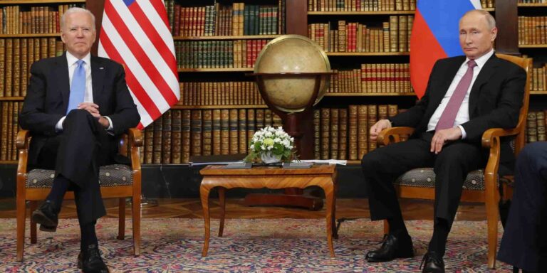 «Ναι» από Μπάιντεν και Πούτιν σε σύνοδο κορυφής για την Ουκρανία – Ο όρος που έθεσαν οι ΗΠΑ