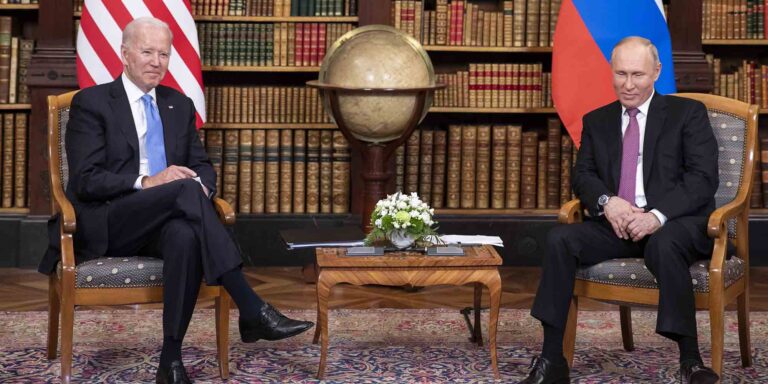 Σε τεντωμένο σχοινί οι σχέσεις Δύσης και Ρωσίας – Ο Πούτιν θα απαντήσει «έγκαιρα» στις ΗΠΑ, λέει το Κρεμλίνο