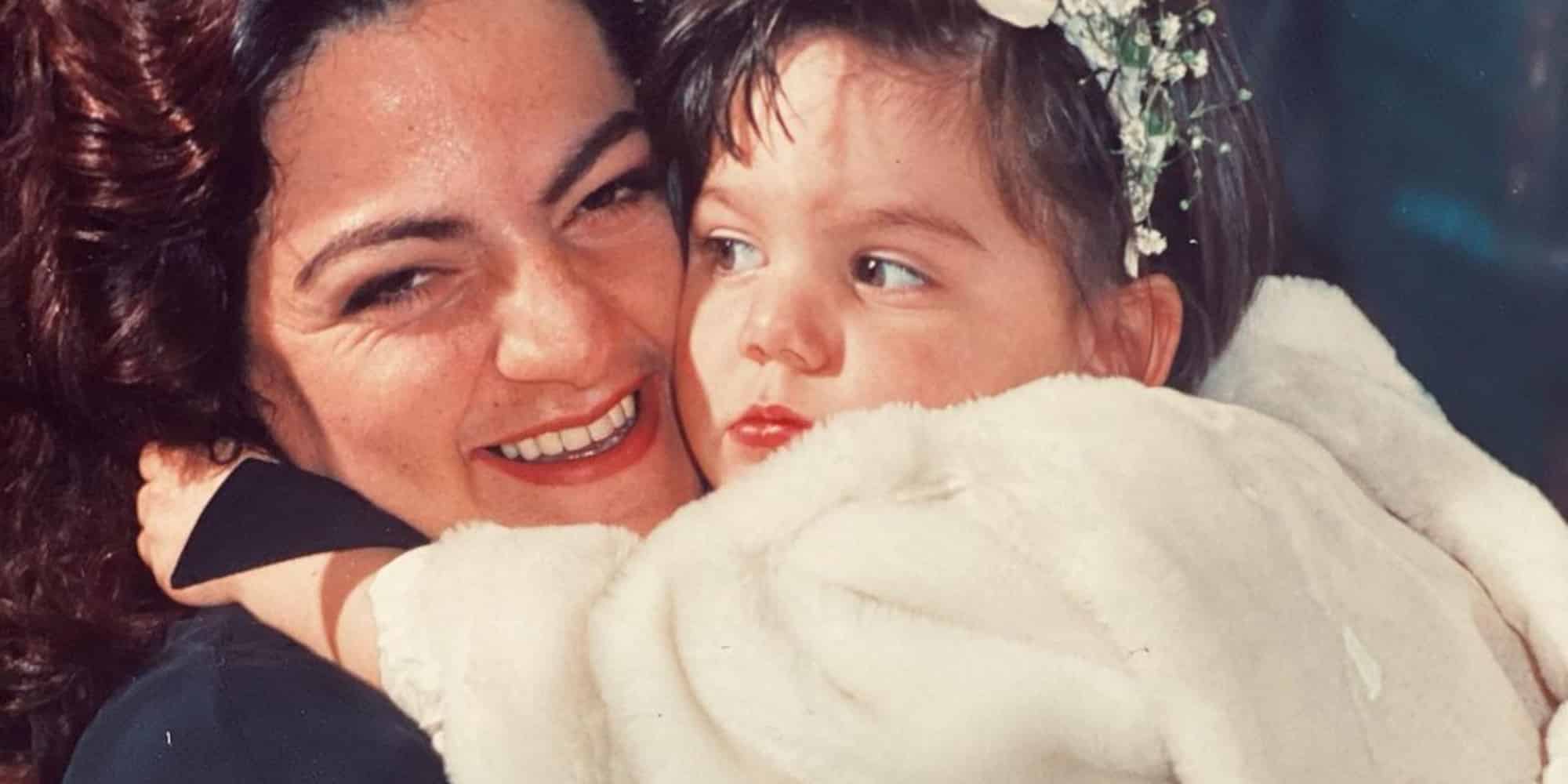 Η Βίκυ Σταυροπούλου με τη Δανάη Μπάρκα μωρό στην αγκαλιά